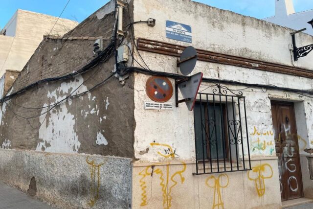 VIVIENDA PARA REFORMA EN CALLE VIRGEN DE LAS VIRTURES